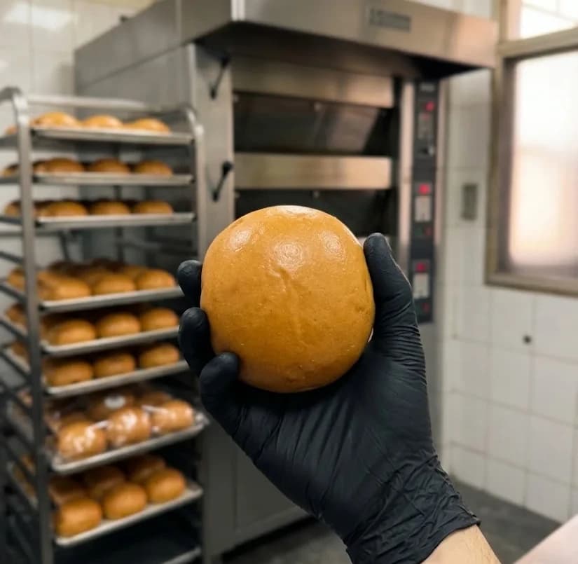 Pan de papa Mandis recién horneado en nuestra producción