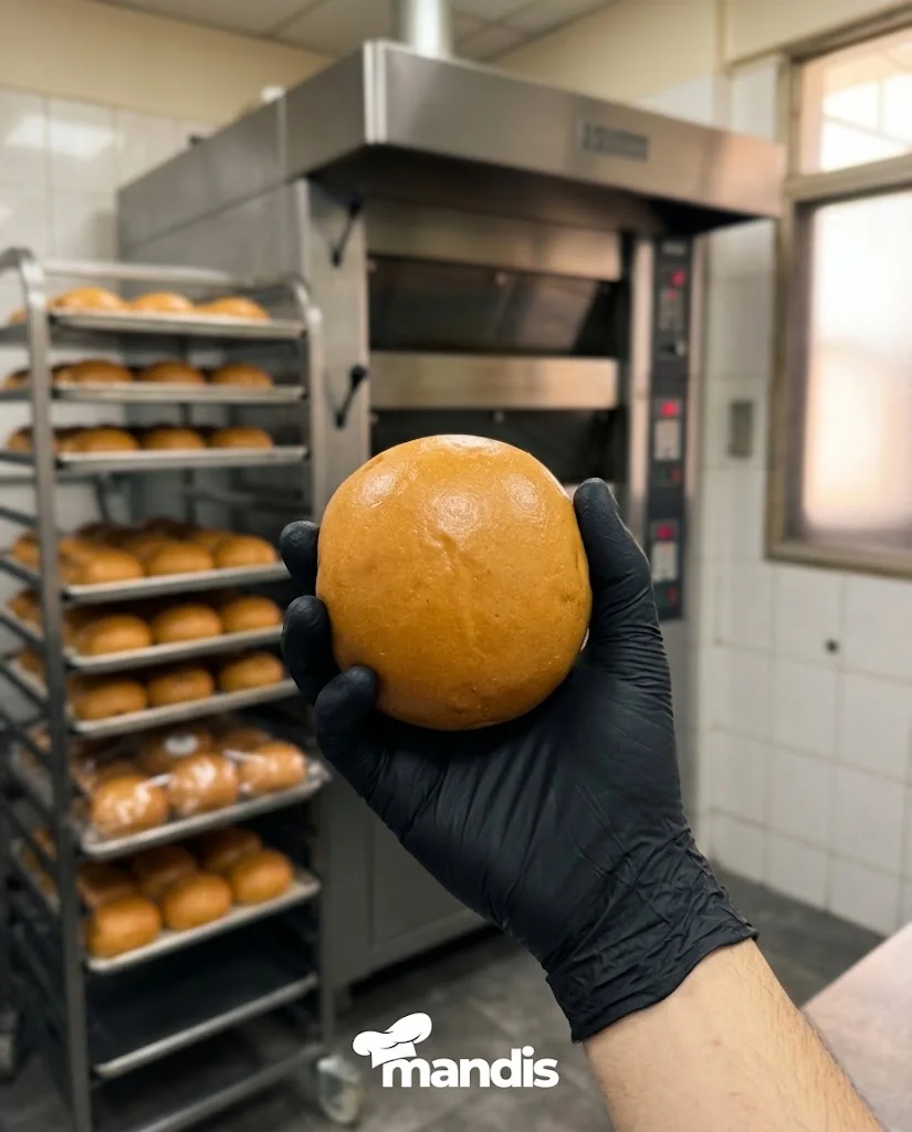 Pan de papa Mandis recién horneado en nuestra producción